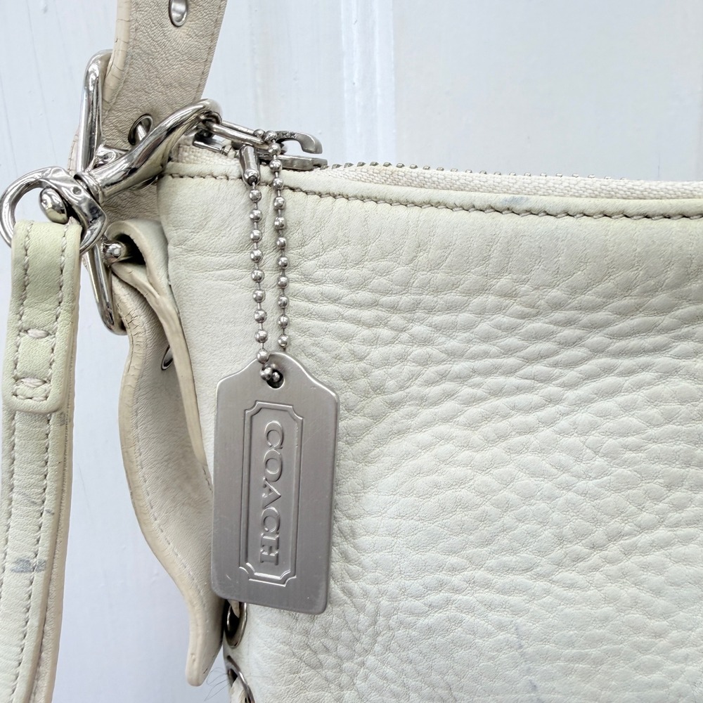 Vintage Coach Off White Pebbled Leather Slim Duffle Hobo Bag Purse 9350 - Picture 8 of 12